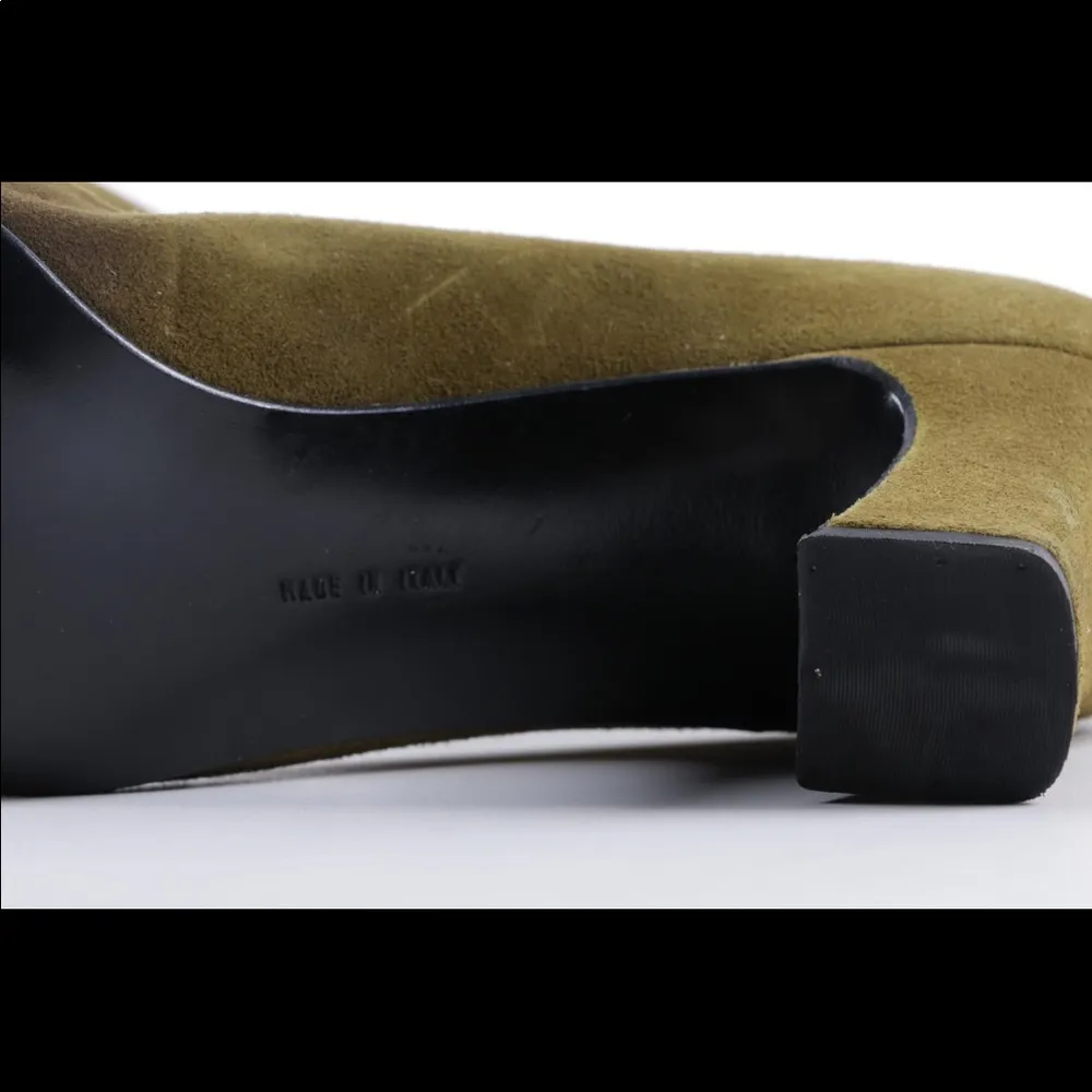 Salvadores Ferragamo suede oliver pumps. - Image 4