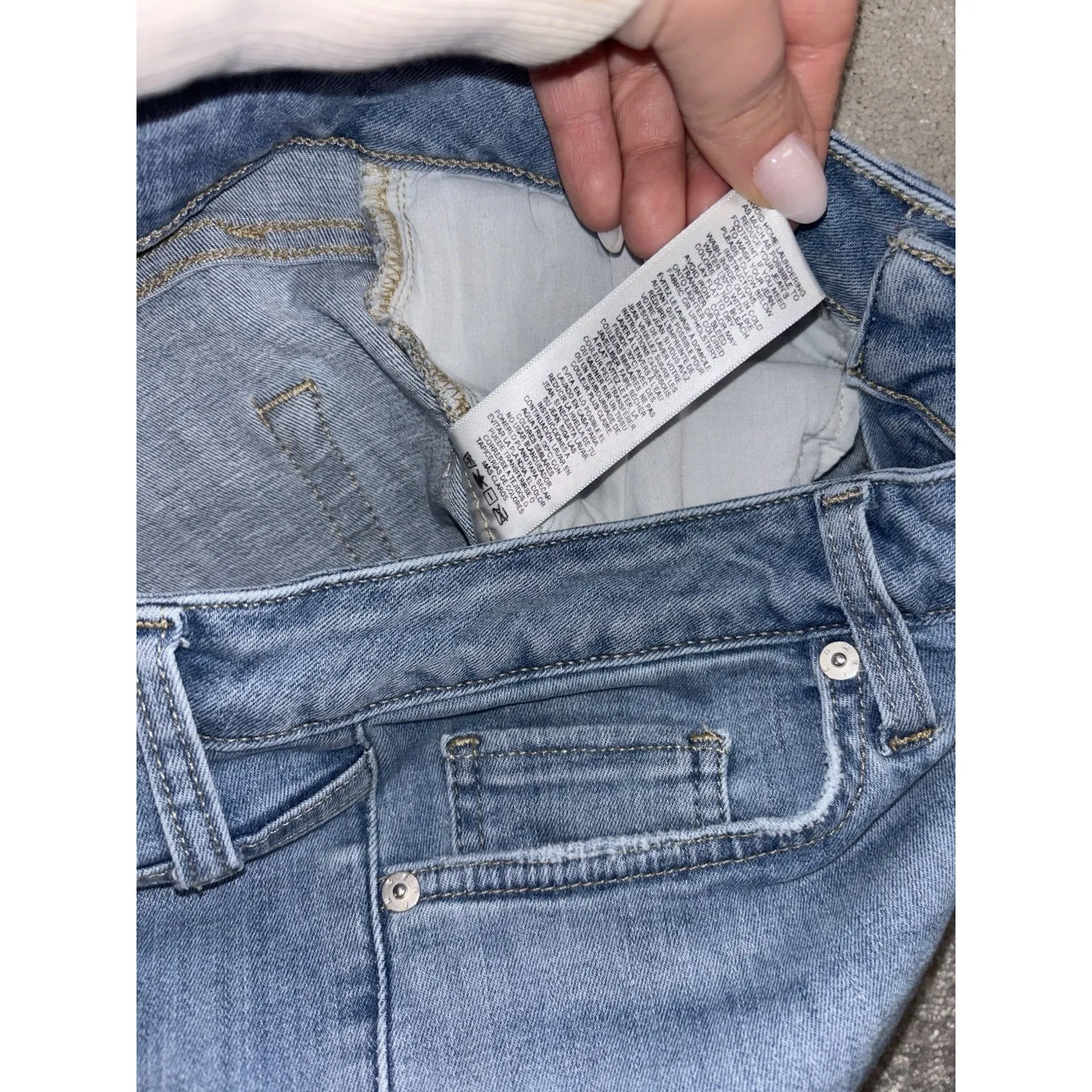 frame le crop mini boot 28 integrity wash Cropped Bootcut Jeans - Image 6