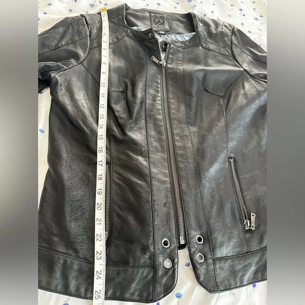 Odyn Women’s Black Vegan Leather Moto Jacket. Quilted sides Metal Accents. Size L - Image 4