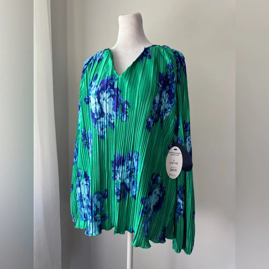 NWT Scoop Green & Blue Floral Print V - Image 2