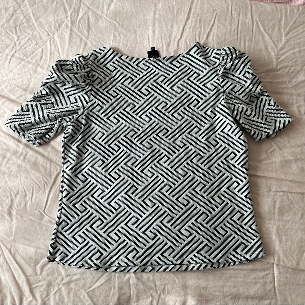 W5  Black & White Geometric Puff Short Sleeve Textured Blouse Top M - Image 2