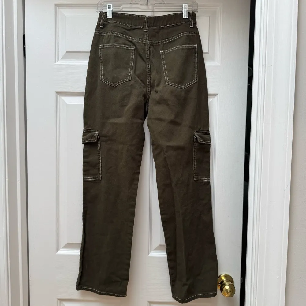Women’s Green Cargo Pants with Utility Pockets, size Medium 8-10 - Image 4