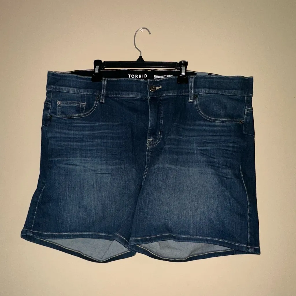 Torrid 5 Inch Bombshell Premium Stretch High-Rise Short size 22 - Image 3