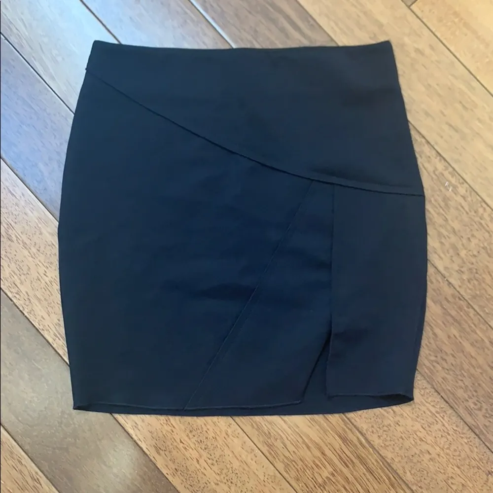 🆕 ZARA | Navy Blue Mini Skirt with Slit Small - Image 2