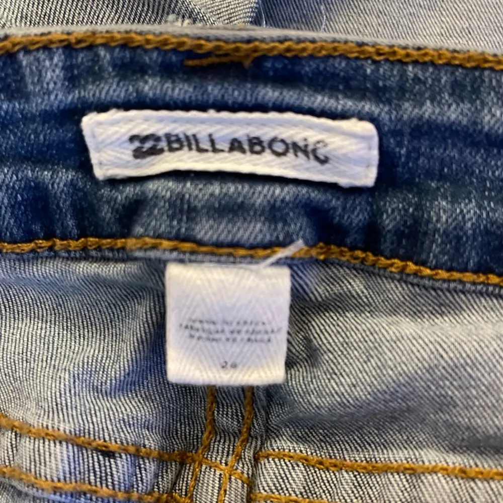 Billabong Buttoned Up button fly light wash raw hem distressed 5 pocket short 29 - Image 7