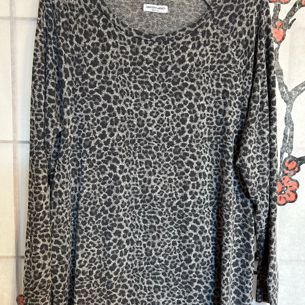 Lighter Weight Leopard 🐆 or Cheetah 🐆 Sweater, Very Good Condition - Image 7