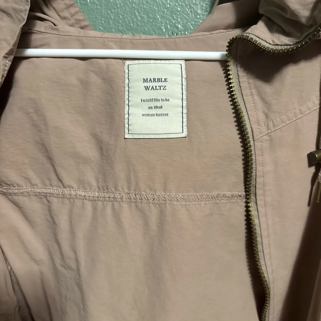 Tan Fall/Spring Removable Hood Jacket with adjustable waist Size M - Image 7