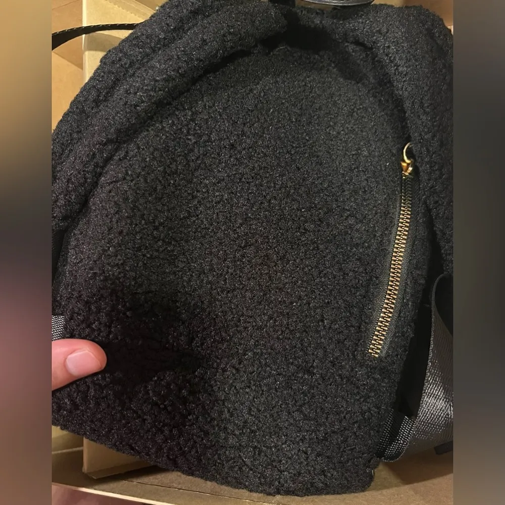 NWT Bearpaw 3pc Gift Set including Sherpa Backpack/Sherpa Zip Pouch/Keychain - Image 6