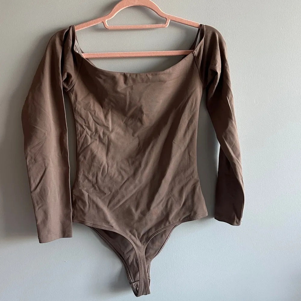 aritzia babaton contour brown off shoulder bodysuit - Image 3