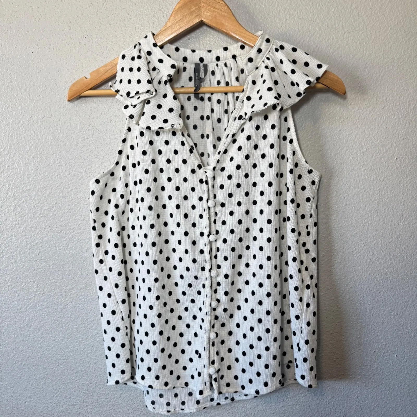 Anthropologie‎ Polka Dot Ruffle Neck Sleeveless Button Up Shirt M White Black - Image 9