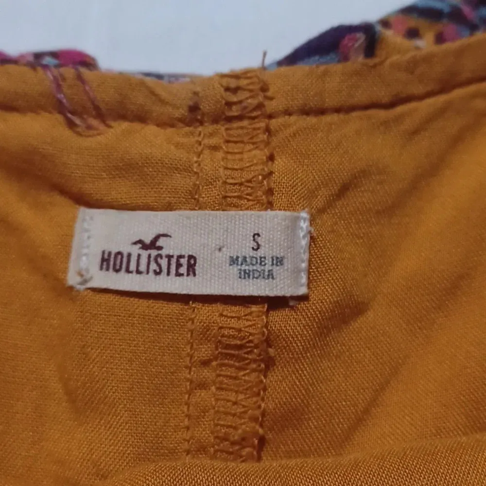 Hollister mini cold shoulder paisley dress - Image 3