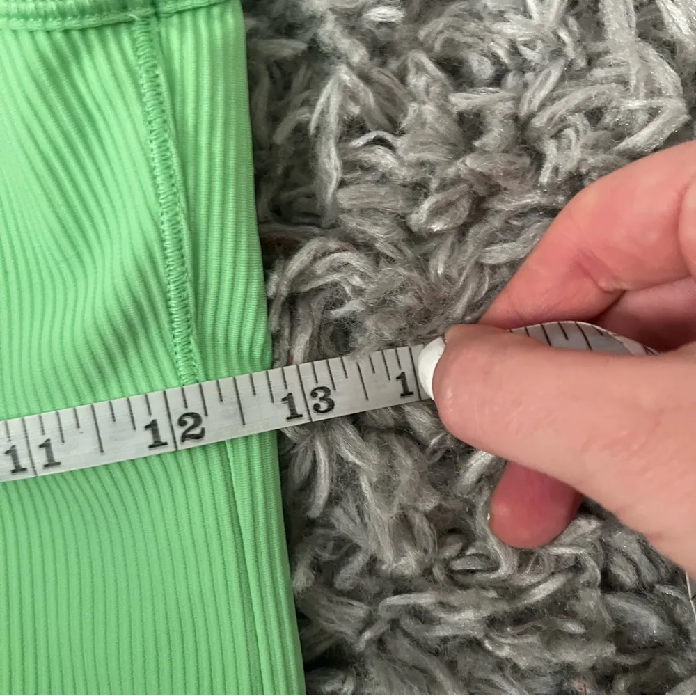 Lululemon scream green power pivot tank size 6 - Image 4