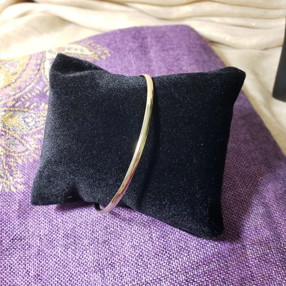 Small Gold Tone Bangle Bracelet GUC - Image 7