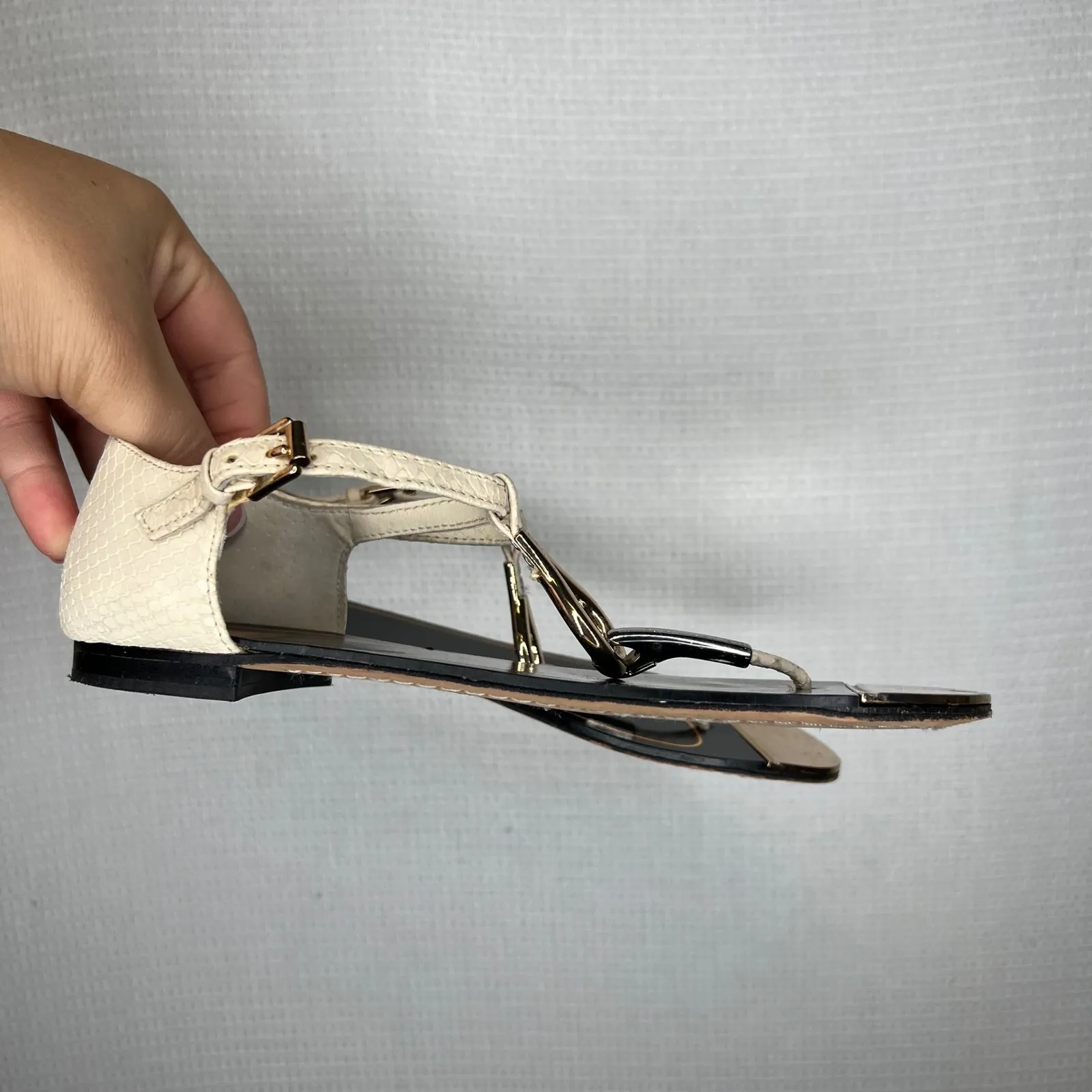 Dolce Vita Women's T Strap‎ Sandals Gold Toe Thong Shoes Size 6 Black - Image 3