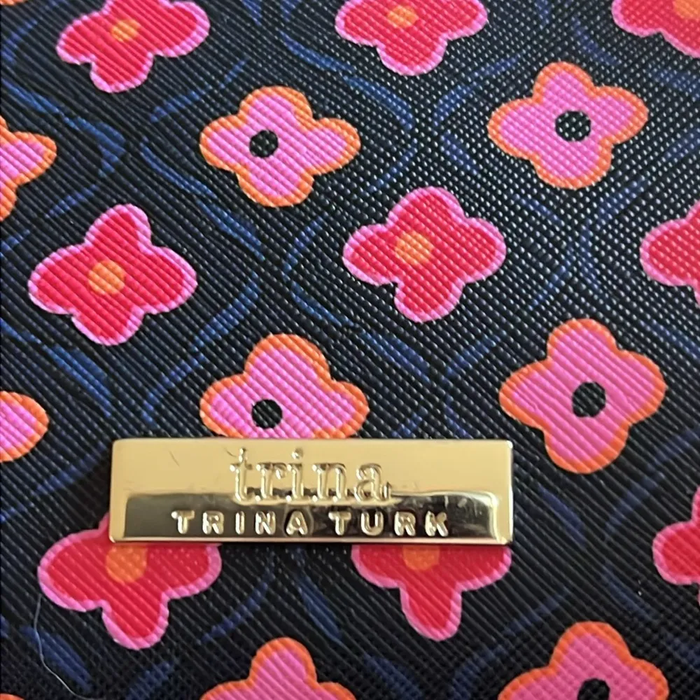 TRINA TURK Navy w/ Pink Flowers Cosmetic Bag Makeup Case NWT - Image 3