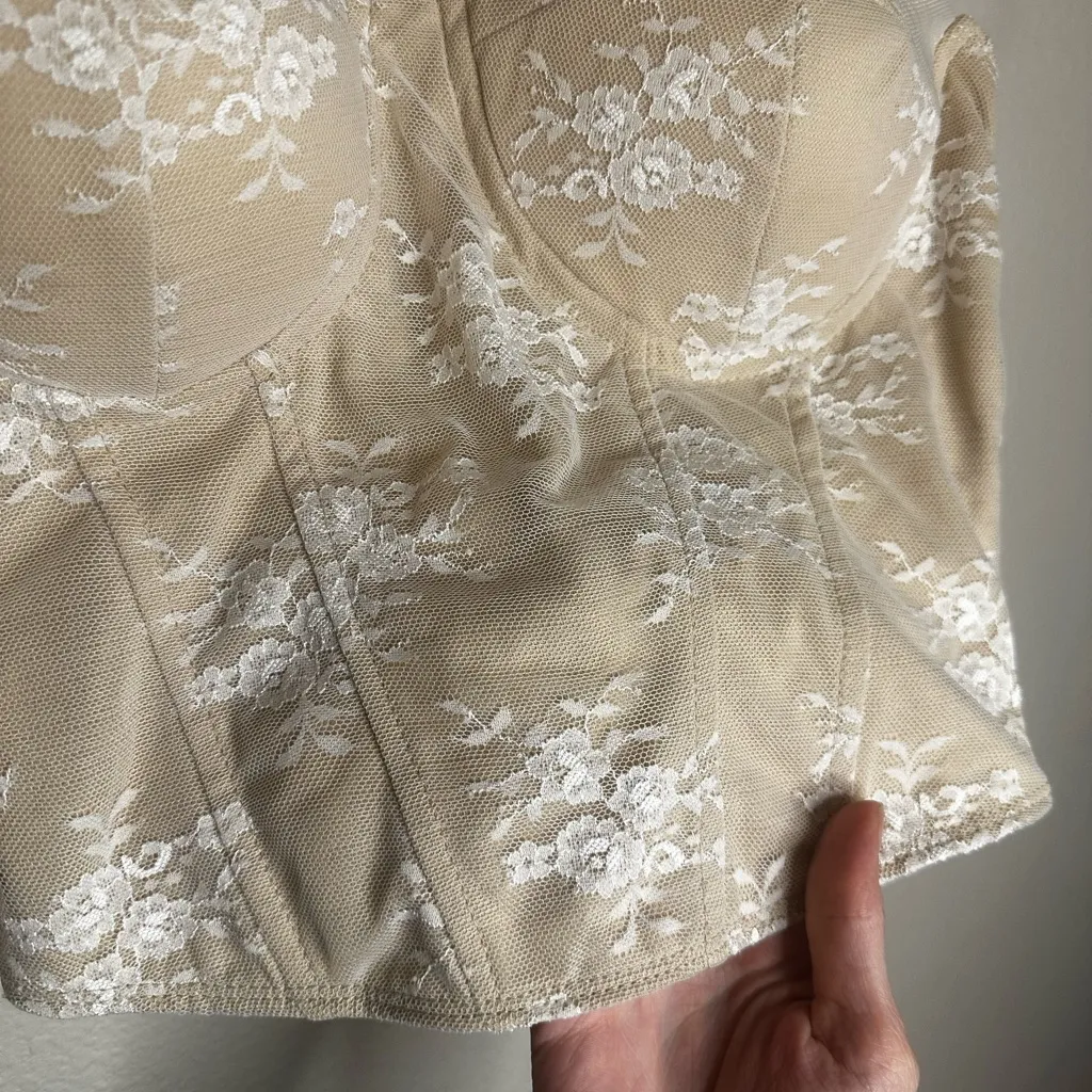 Timing Cream and White Lace Crop Top - Image 3