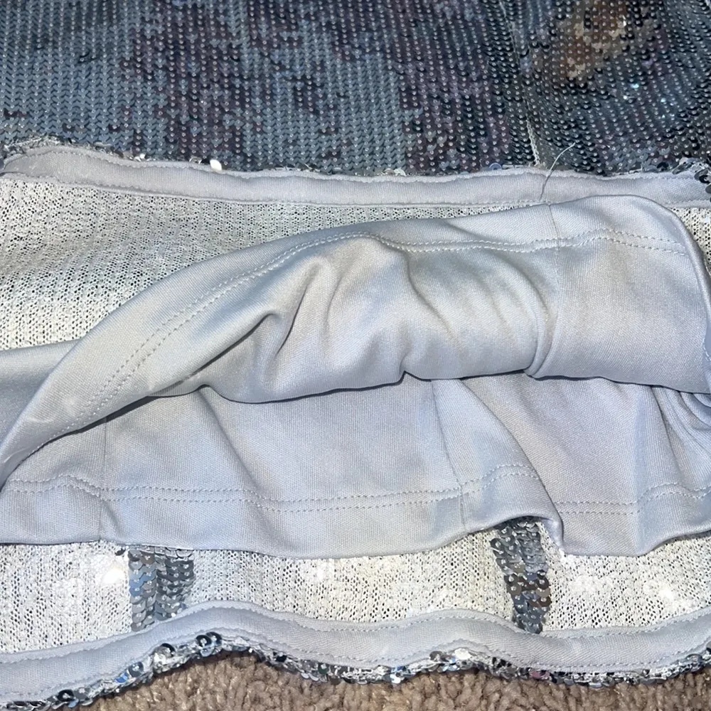 I•N•C International Concepts cold shoulder top silver sequins. Size M NWT - Image 8