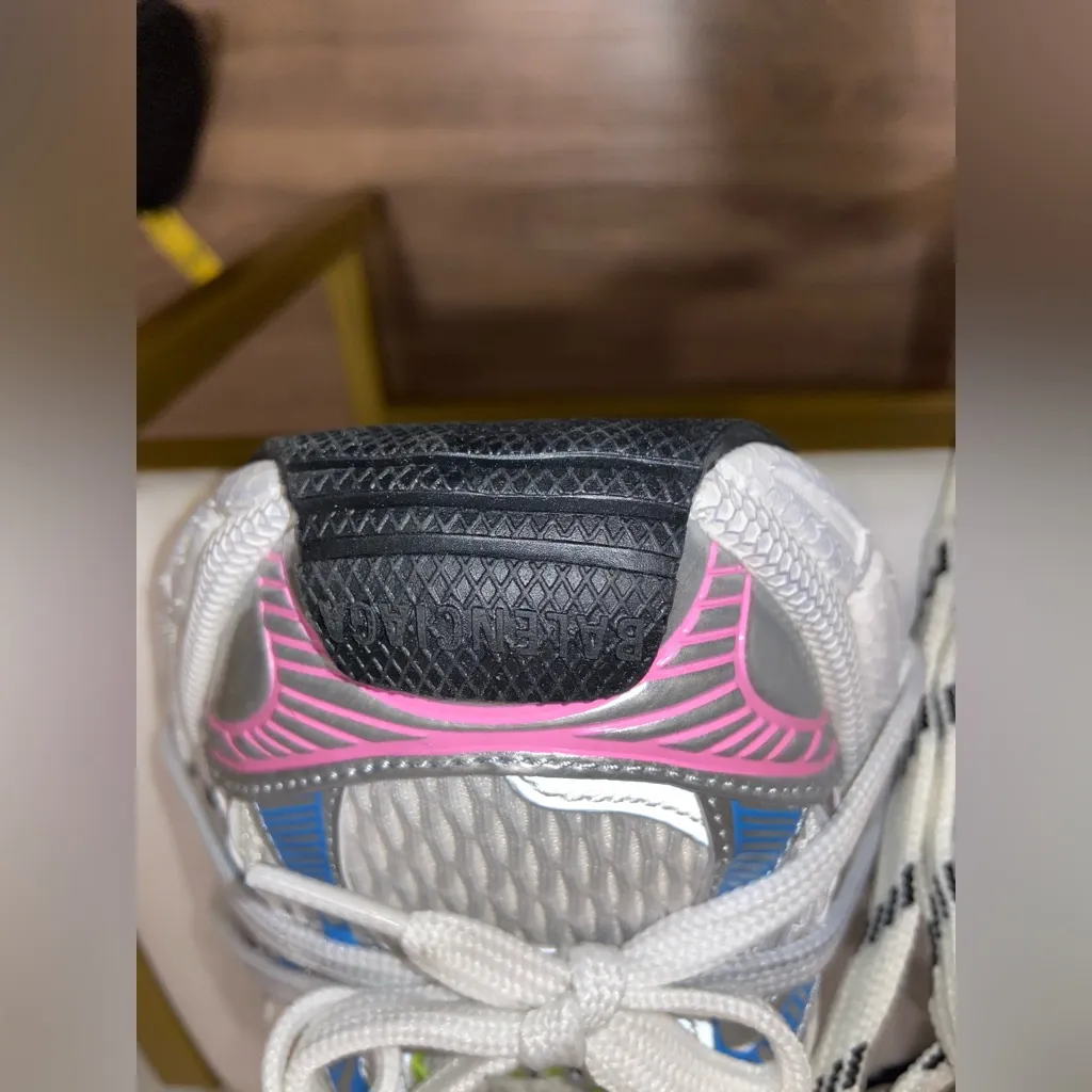 Stylish Wonen’s Fashion' Sneakers in Pink, Blue, and White Red Size 7.5 - Image 4