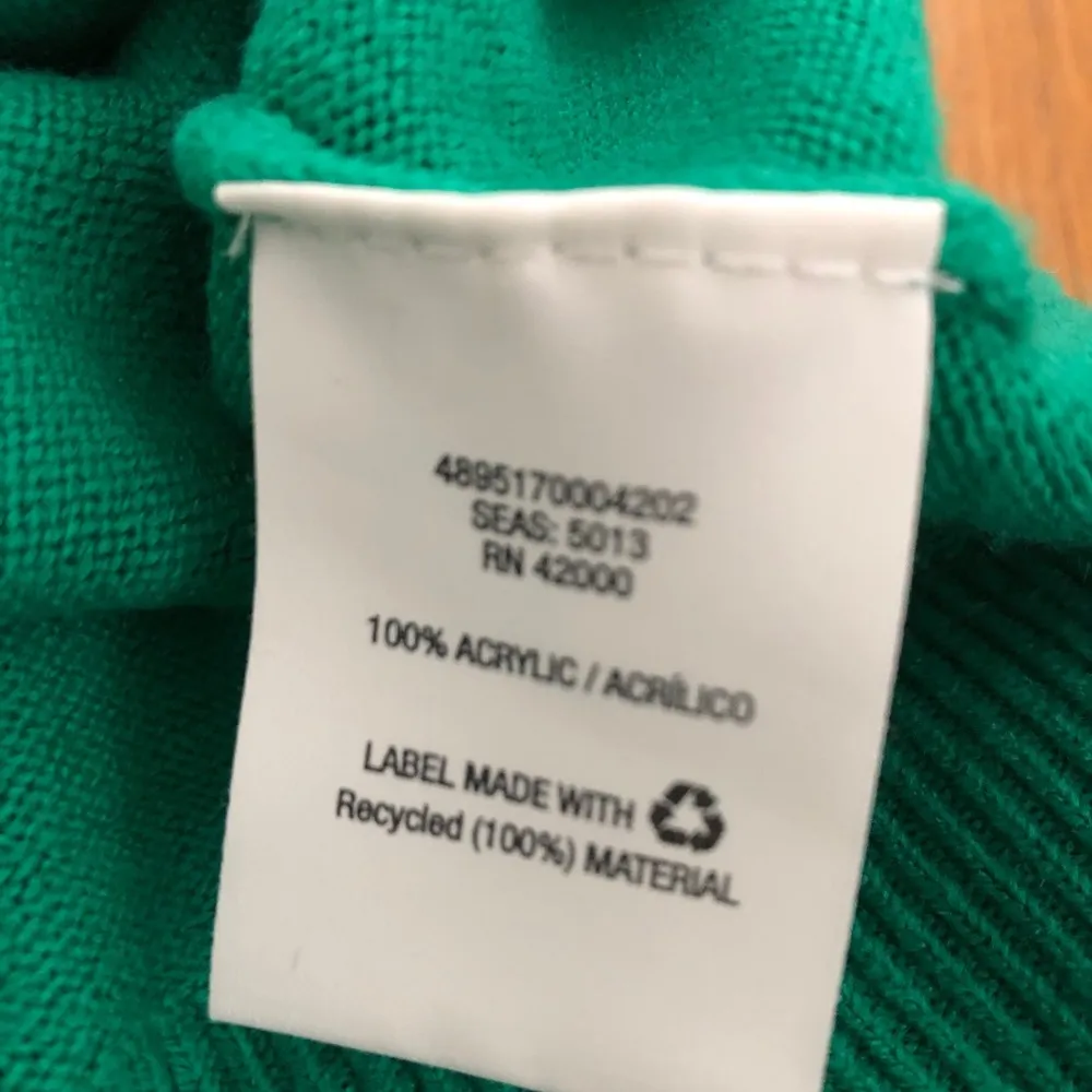 Basic Editions Women's V Neck Sweater M NWOT - Image 6