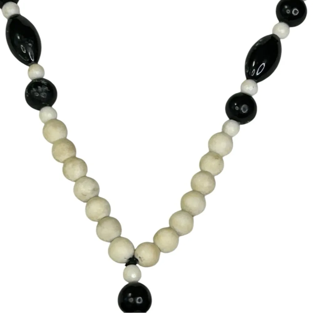 Artisan Onyx and white quartz carved butterfly beaded necklace - Image 4