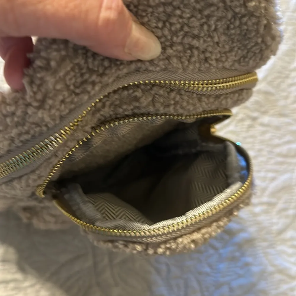 Ladies mocha colored sling back purse. new - Image 6