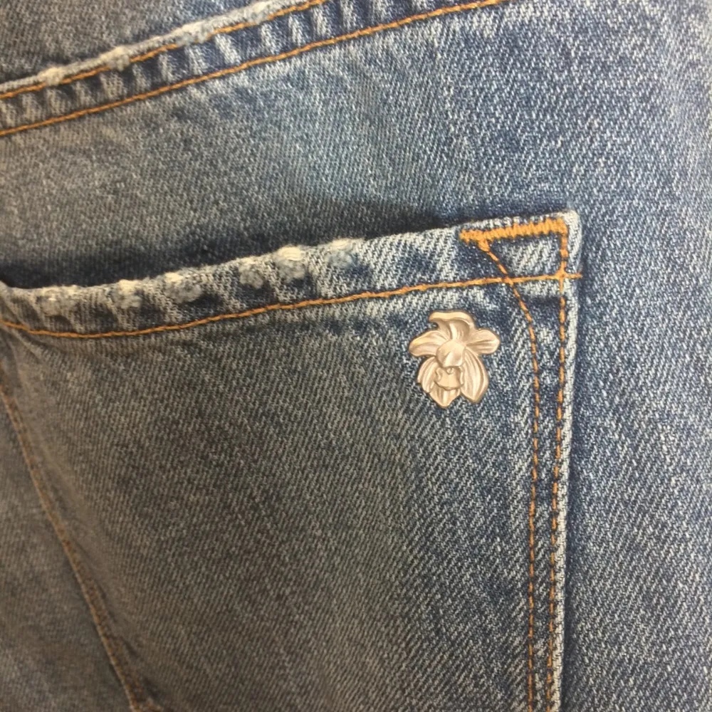 Black Orchid women's ROSIE low waist button fly fray hem crop boyfit jeans 29x24 - Image 5