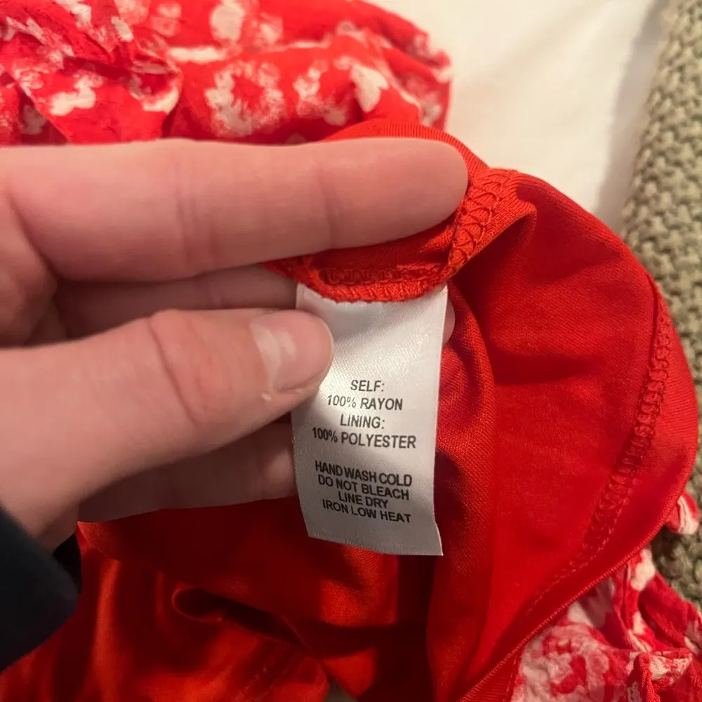 Lulu’s red deep V short sleeve floral mini dress! Size medium! - Image 4