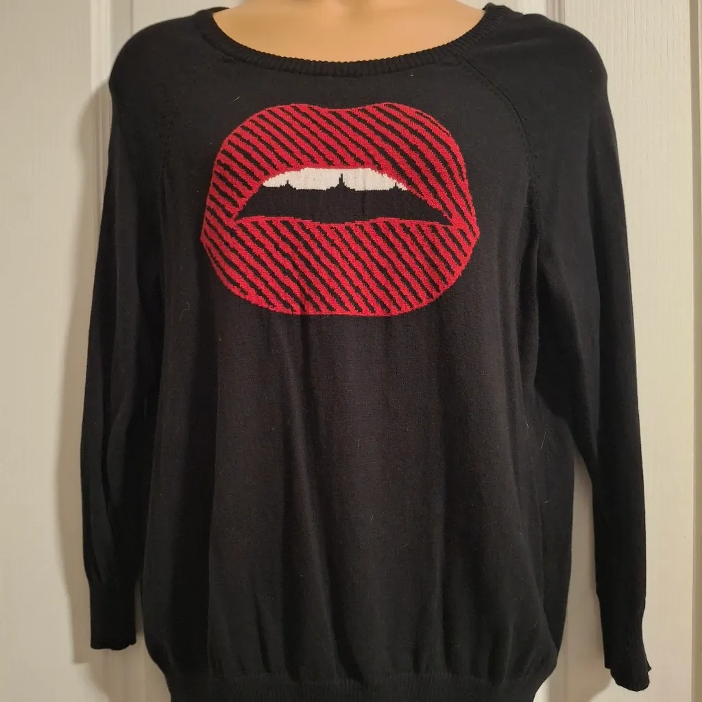 Torrid Sz 1 Black Sweater with Red Lips Design - Image 8