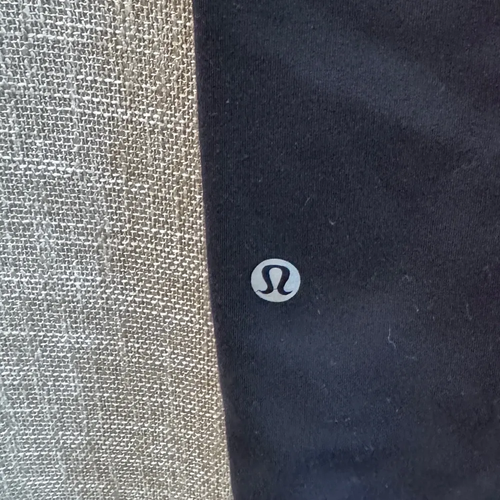 Lululemon Reversible Black & Purple Leggings size 6- small flaw see pics & notes - Image 4