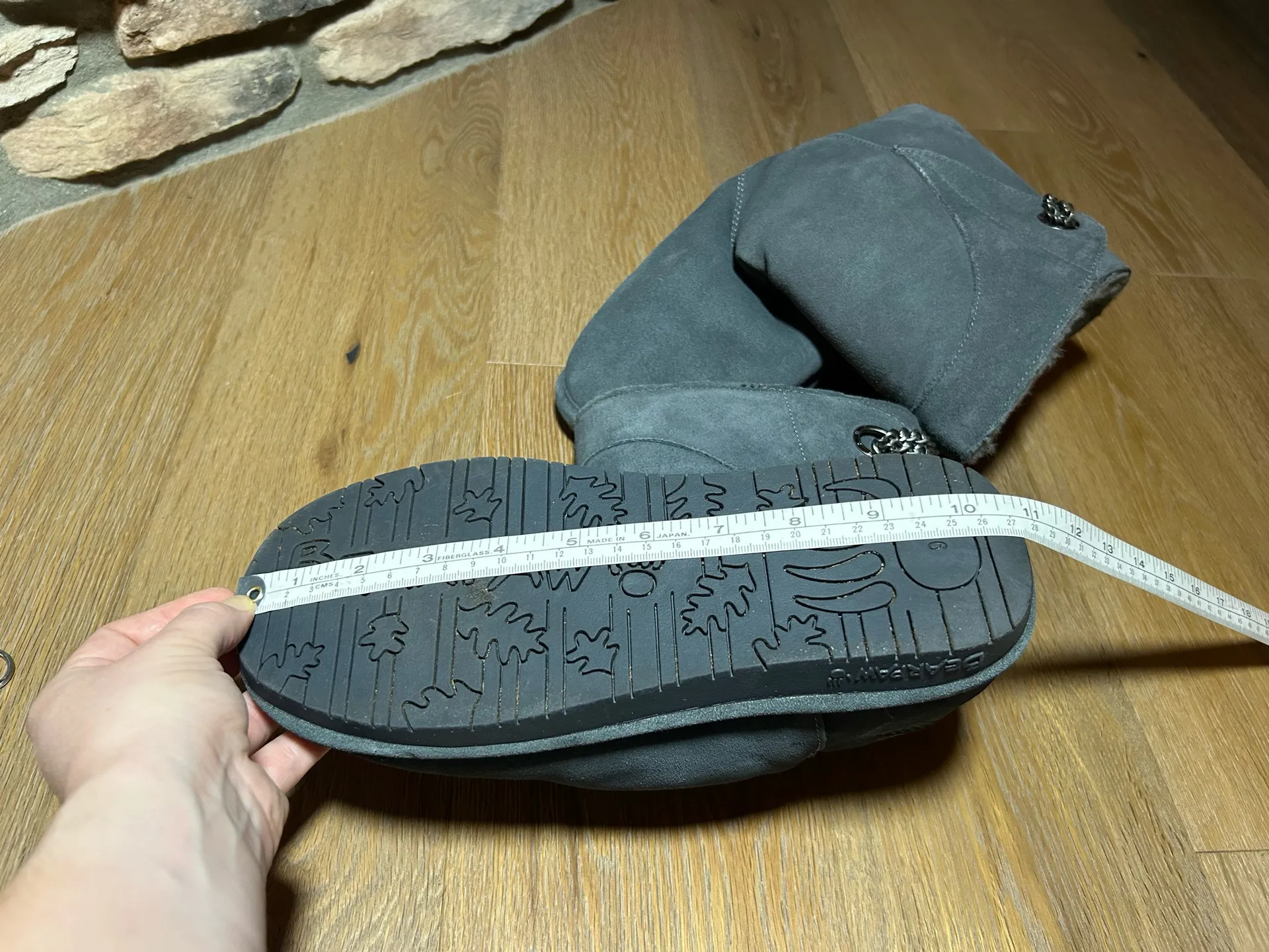 Size 9 Bearpaw fuzzy boots - Image 11