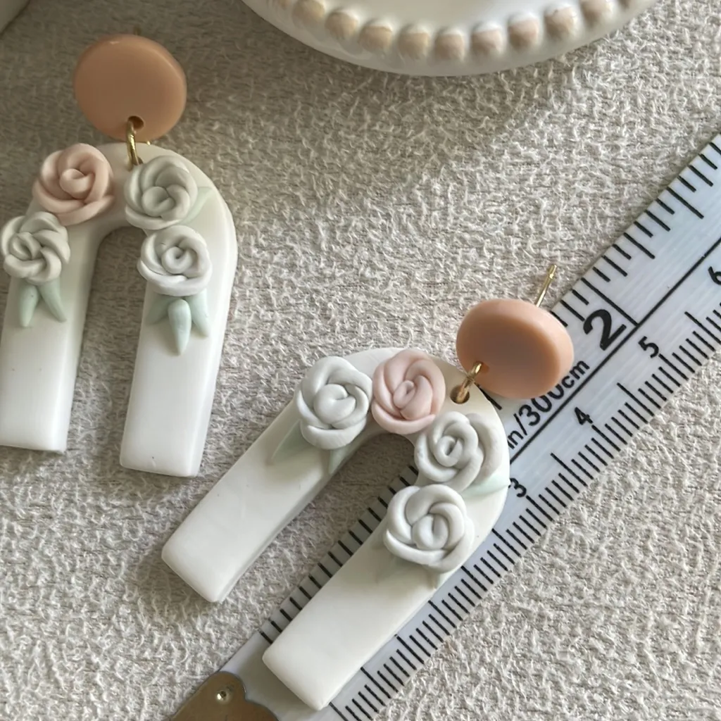 U shape clay floral earrings Pink - Image 2