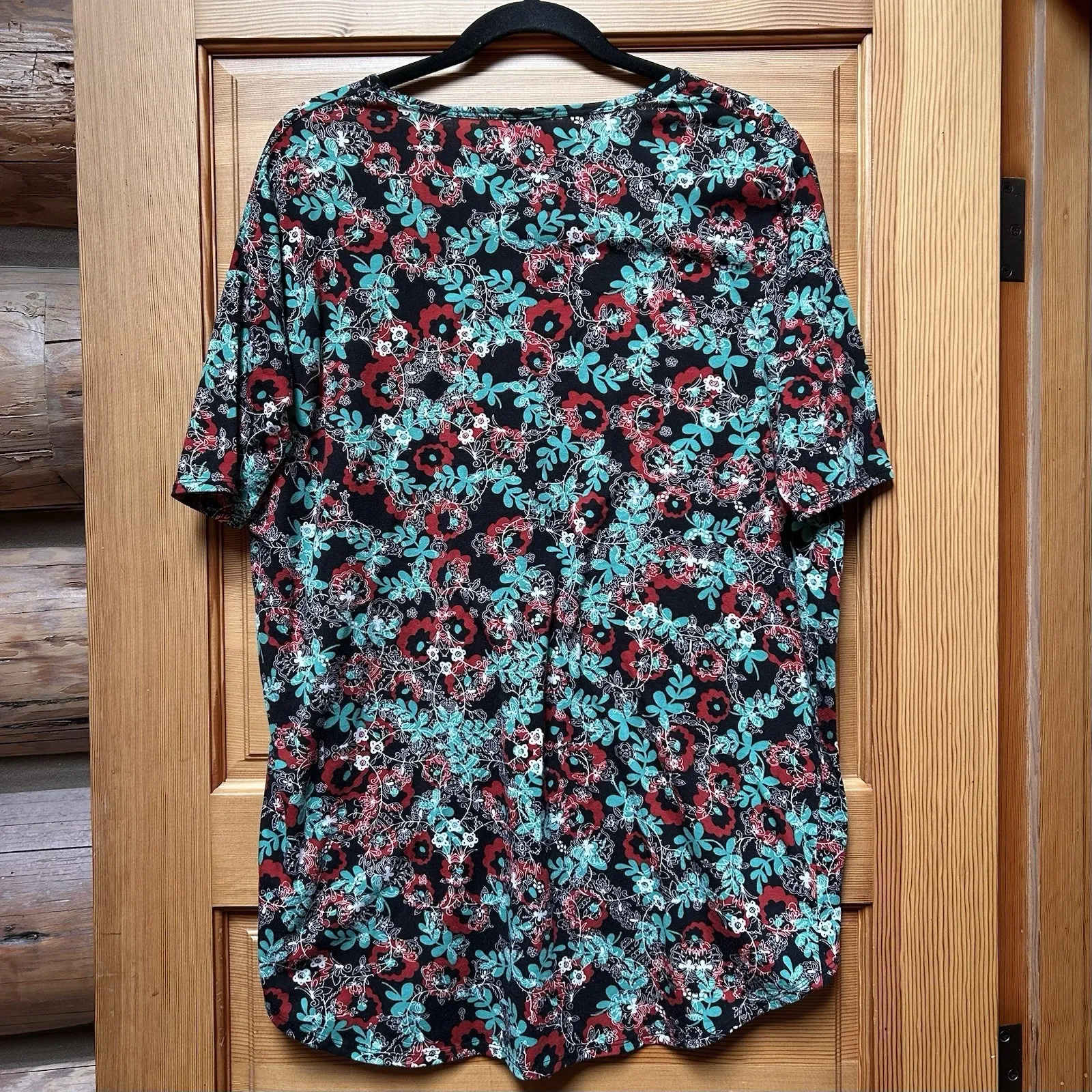 Lularoe Women's XS Red/Green/Black Floral Irma Tee Shirt X-Small Christmas Xmas - Image 2