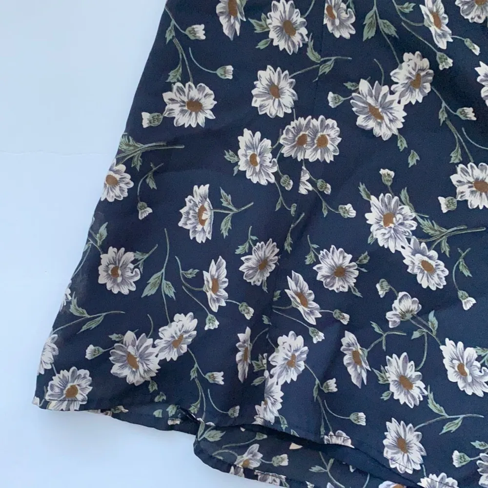 Vintage 90s Express navy floral daisy flutter shorts, size medium - Image 7