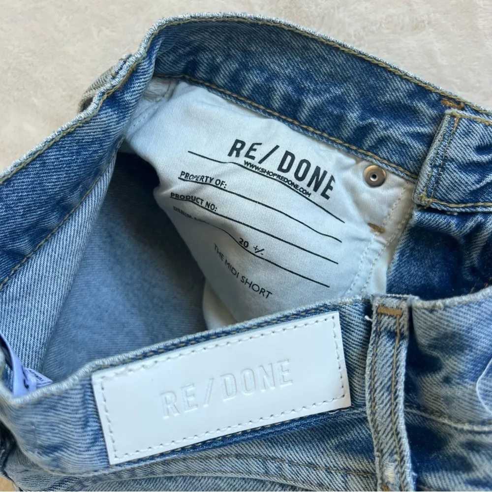 RE/DONE  The Midi Denim Shorts Ripped Tide - Image 4