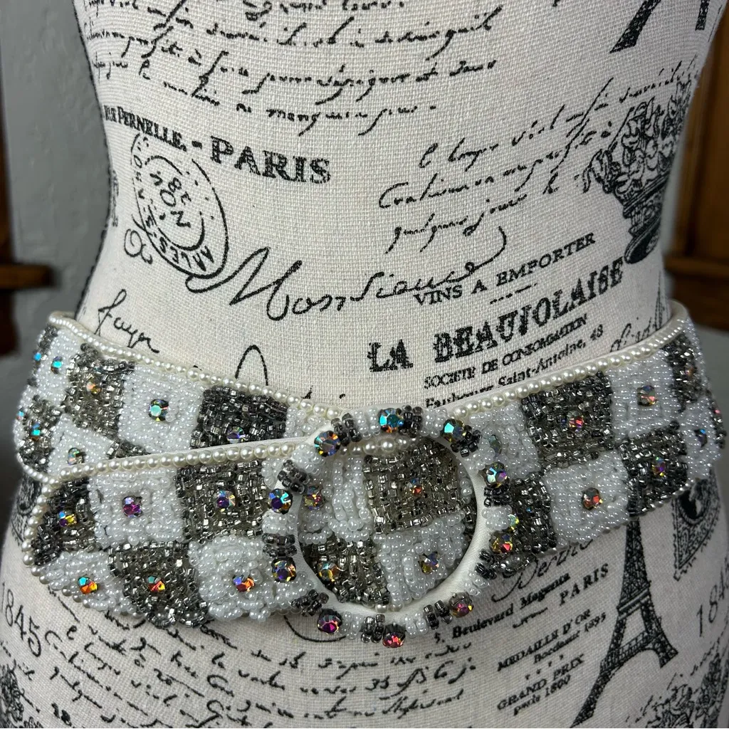 Vintage Checked Heavily Beaded Silver And Pearl Round Buckle Bling Belt Size 36 - Image 4