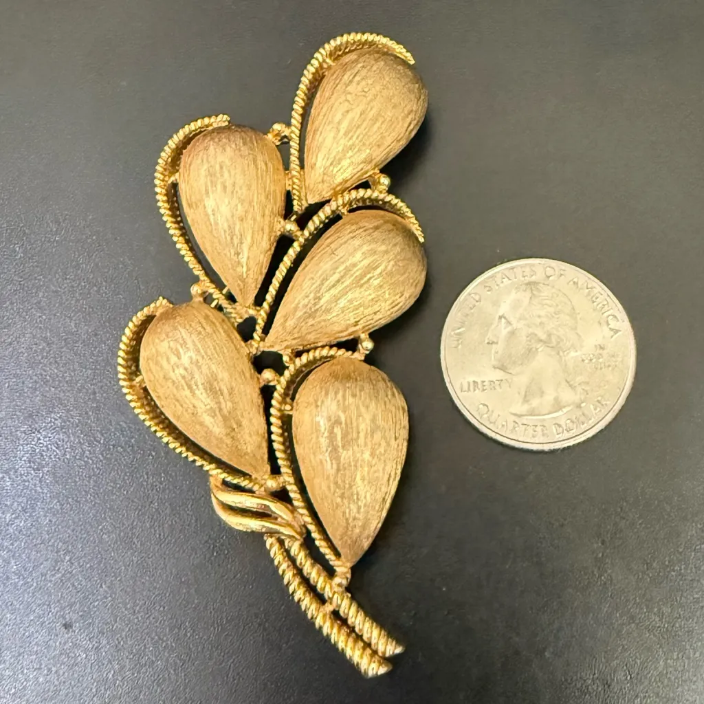 Vintage Crown TRIFARI Brushed Gold Tone Petal Leaf Leaves Pin Brooch 27.9g. - Image 3