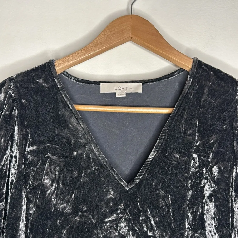 LOFT Dark Gray Velvet V-neck 1/2 sleeve popover Top Size S - Image 3