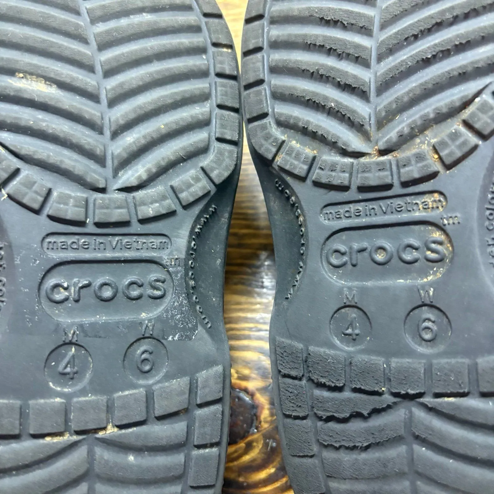 Crocs Black Fur Lined Clogs‎ Size Women 6 - Image 9