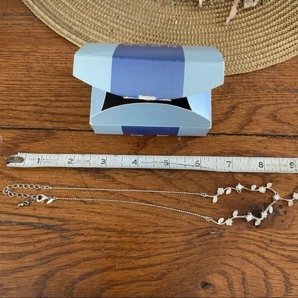 Avon Vintage Silver Floral Spray Cubic Zirconia Necklace NIB - Image 4