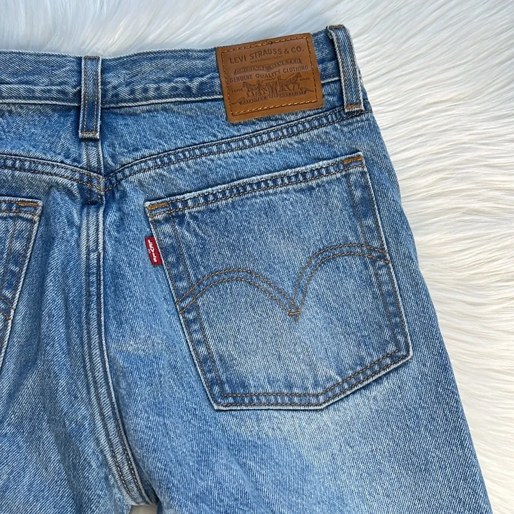 Levi’s High Rise Wedgie Icon Fit Jeans in Authentically Yours - Image 11