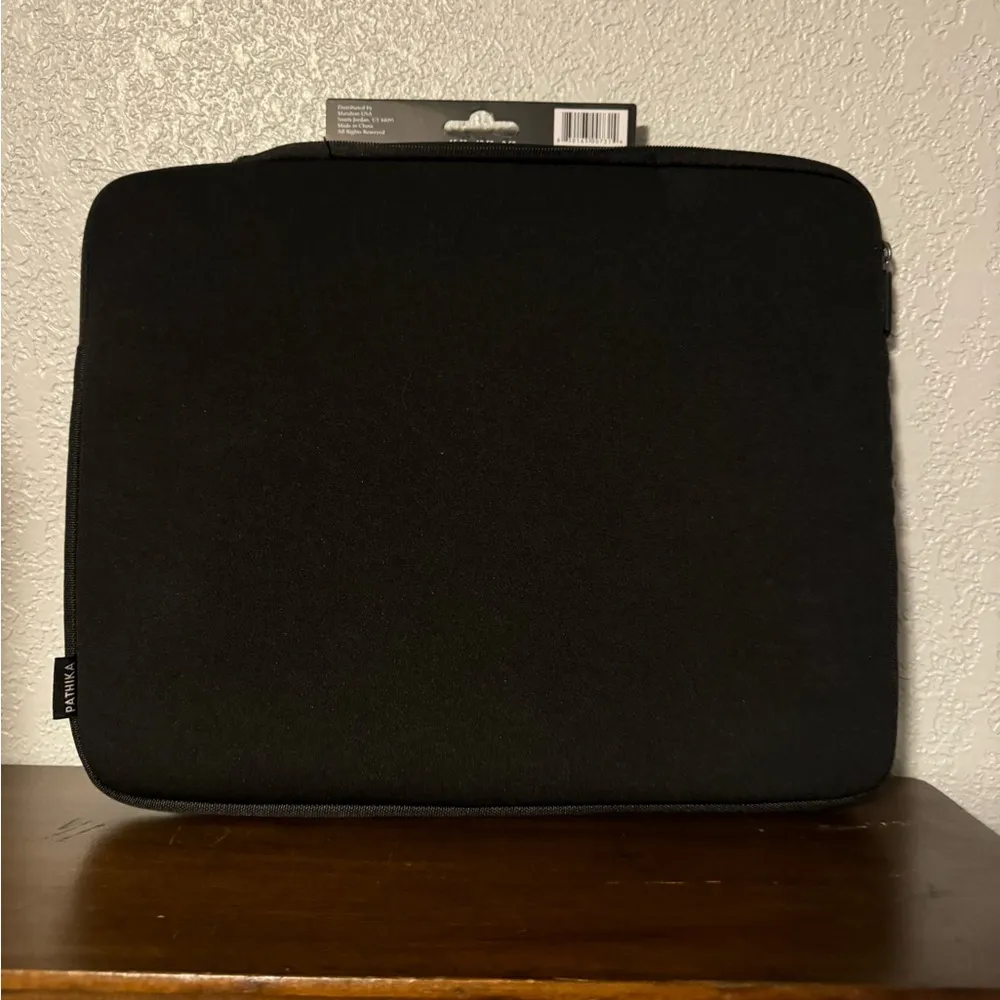 Pathika Incase Black Laptop Case - Image 3