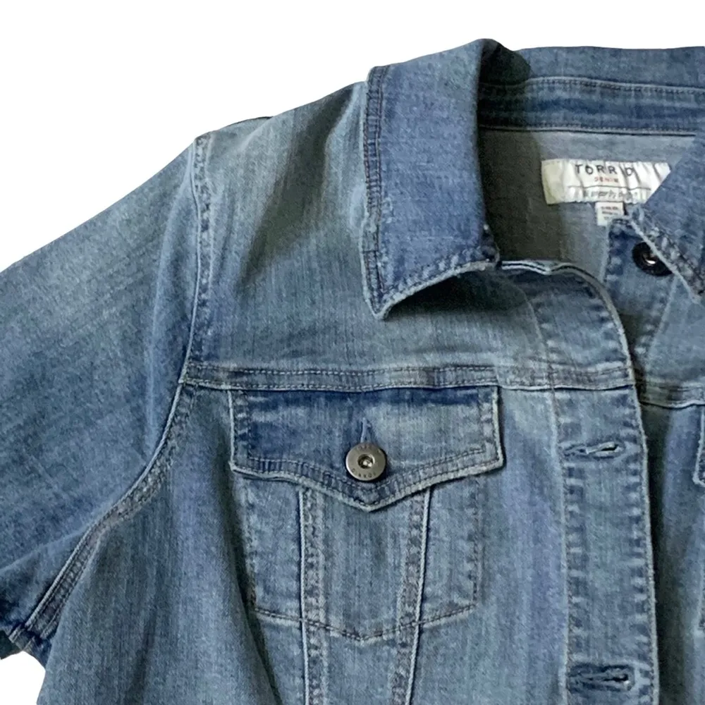 Torrid Denim Jean Jacket Medium Wash Blue Stretch Trucker Slightly Distressed - Image 7