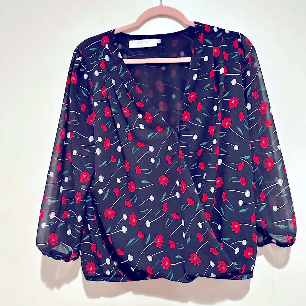 NEW ASTR LABEL STITCH FIX BLACK RED PRINT SURPLICE NECK LONG puff SLEEVE TOP M - Image 2
