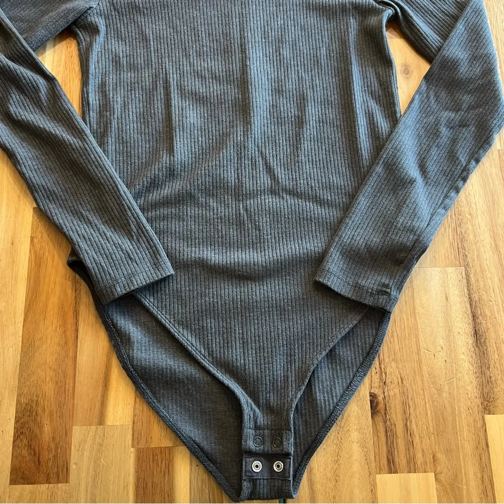 Old Navy Ribbed Long Sleeve Bodysuit size medium - Image 4