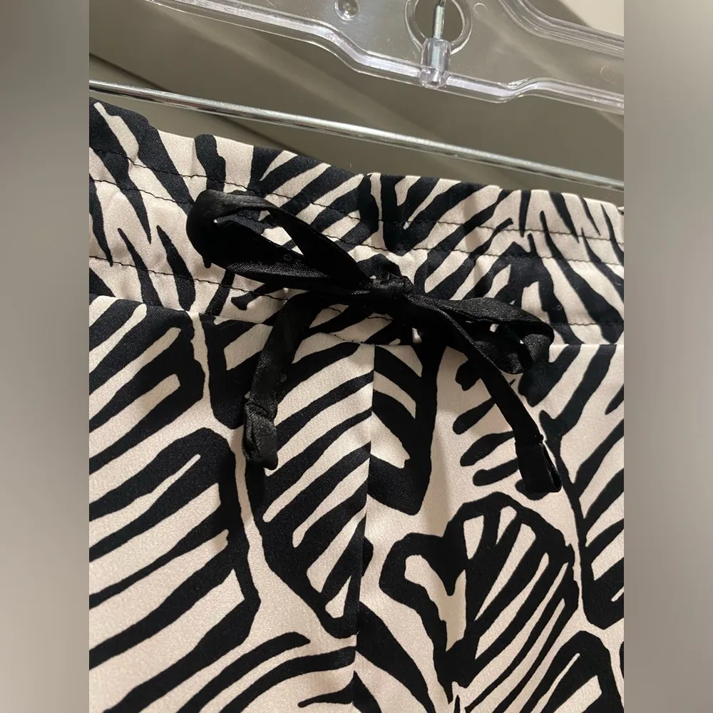 Black & White Zebra Striped Leaves Printed Lounge Shorts - S - Image 3