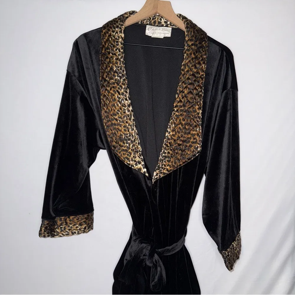 Regency Goth Velvet Robe with Cheetah Leopard Lapel‎ Black Size M - Image 4
