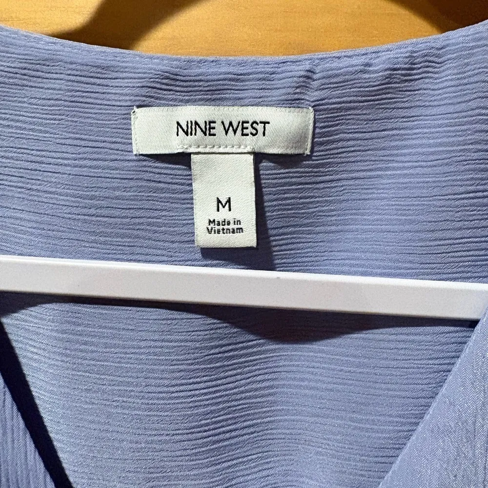 Nine West women’s size medium blue textured top button up, V-neck, tie knot NWT - Image 3