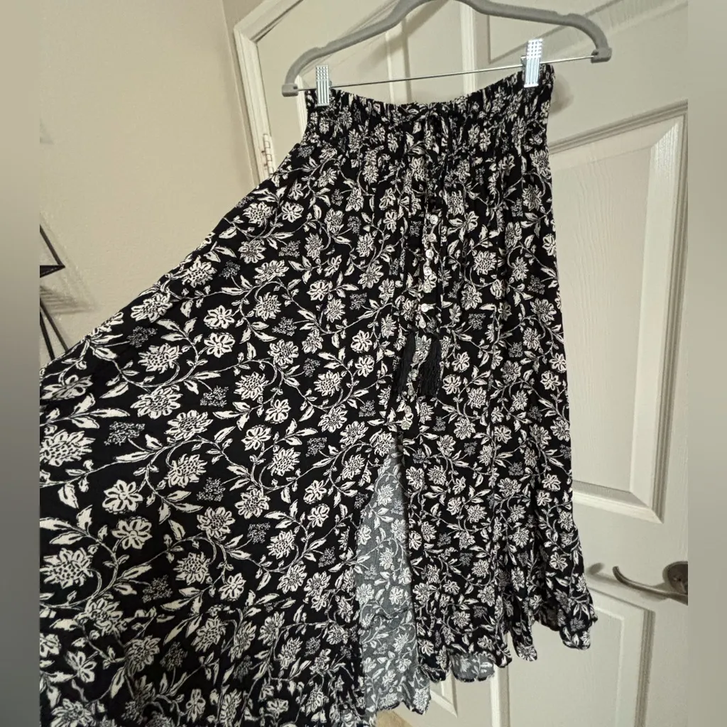 Black and cream floral flowy skirt Size L - Image 3