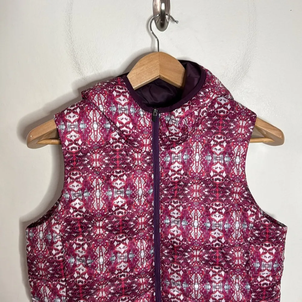 Title nine Hooded Quilted Puffer Vest Maroon Pink Ikat Pattern size M - Image 3