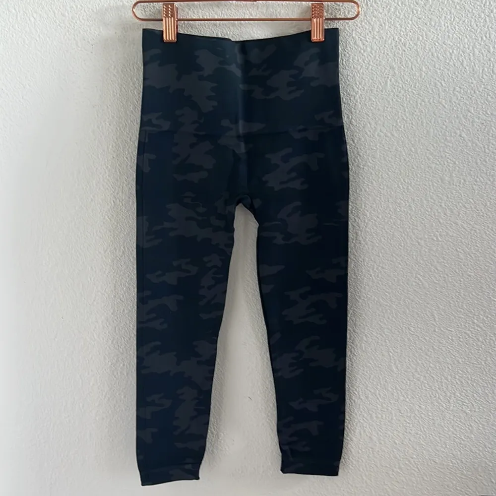NWT SPANX Cropped Lamn Look at Me Now Legging Black Camo Small - Image 2